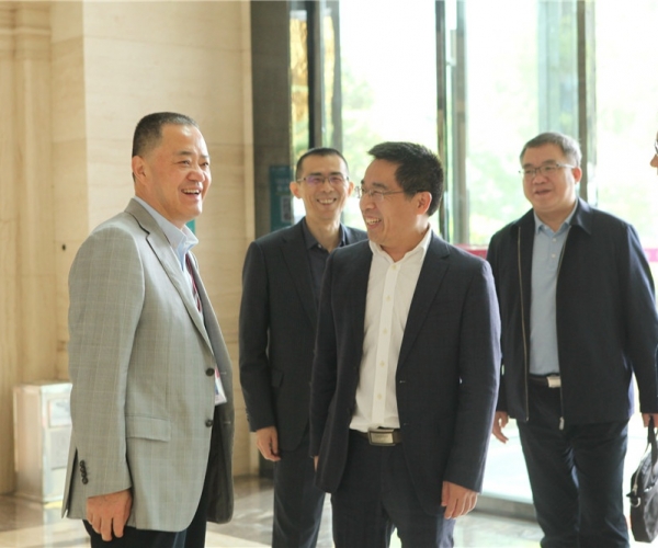 商务部国度茧丝绸协调办公室副司长陈平，河池市委常委、副市长杜际鹏光临调研领导